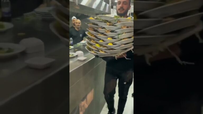 lugar público dónde se sirven comidas y bebidas