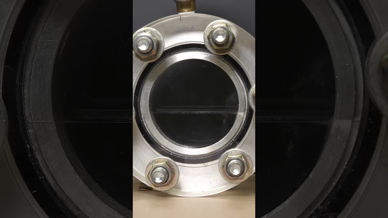 mantenerse en un líquido o suspendido en un gas