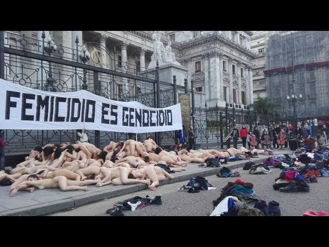 mujeres desnudas se manifestaron contra los femicidios en tribunales