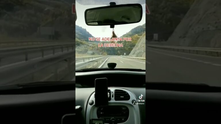 puede adelantar al vehículo blanco por la derecha