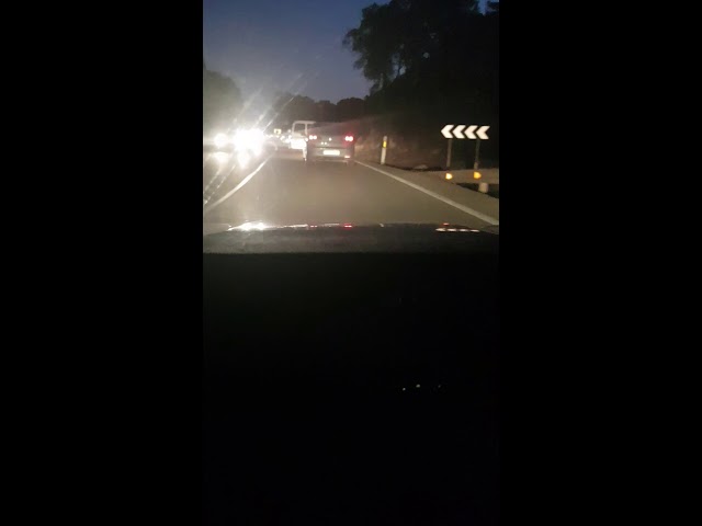 se puede adelantar en una curva sin visibilidad