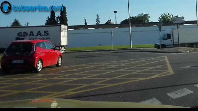 una cuadrícula de marcas amarillas pintada en el suelo indica